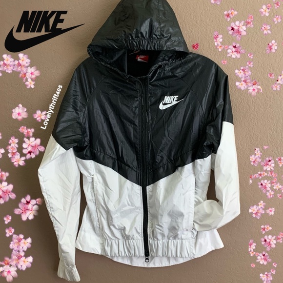 Nike Sweaters - Nike Windrunner Women's Outdoor Jacket Size XS